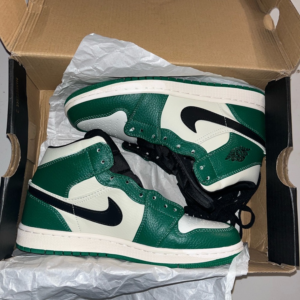 AIR JORDAN 1 MID SIZE 7M or 8.5W